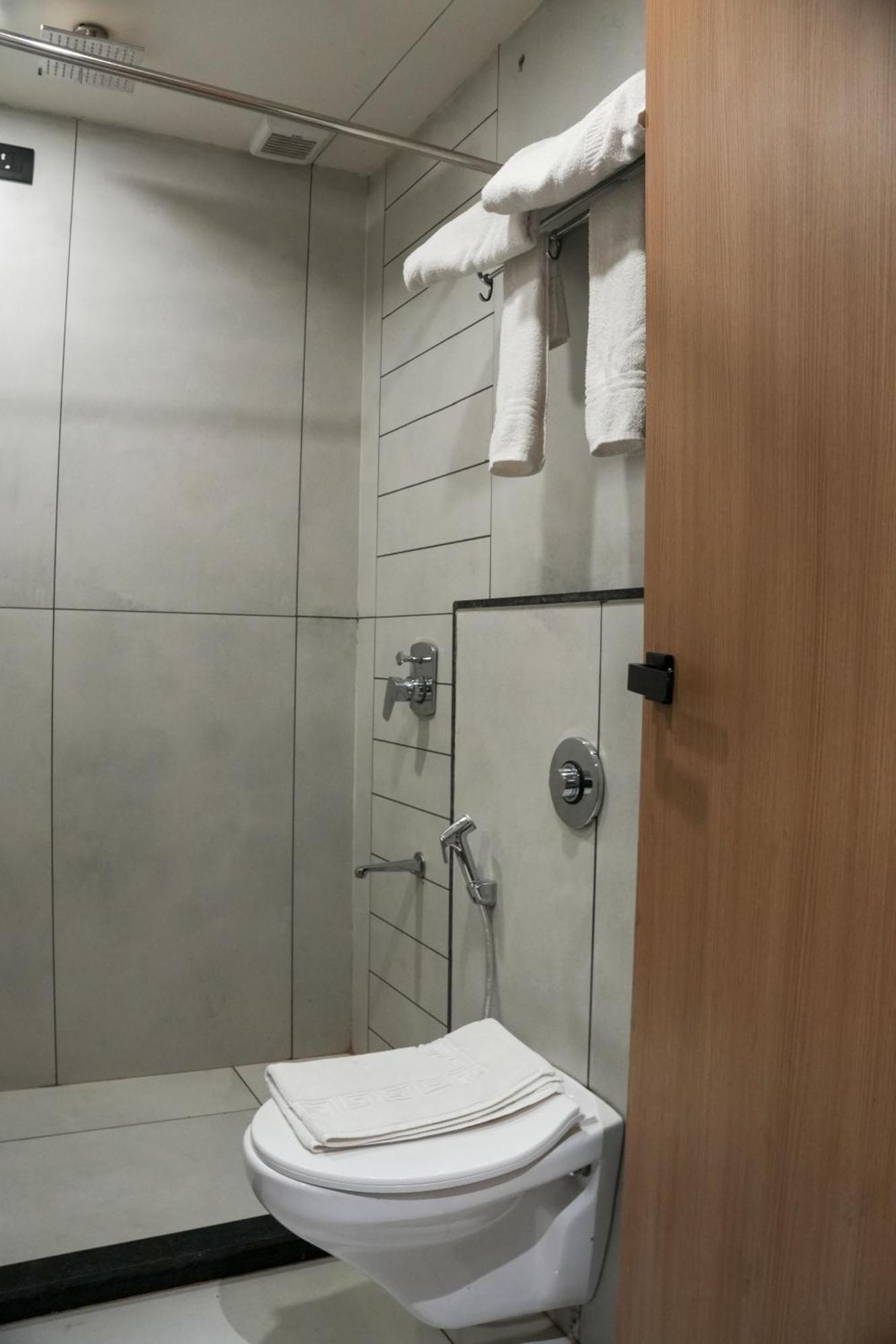 Vits Roccia Hill Resort And Adventure Park, Navapur Songadh Exterior foto